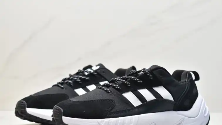 hype Adidas Sneakers