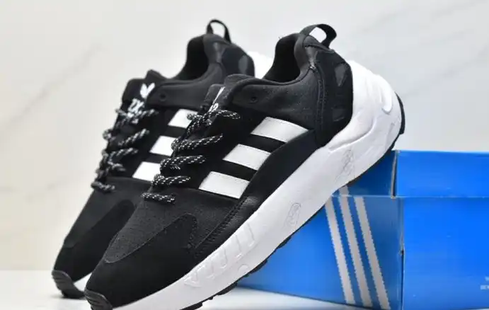 hype Adidas Sneakers