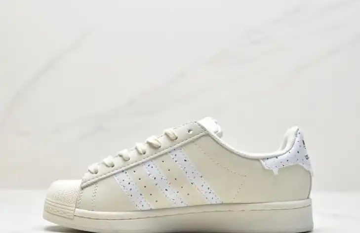 hype Adidas Sneakers