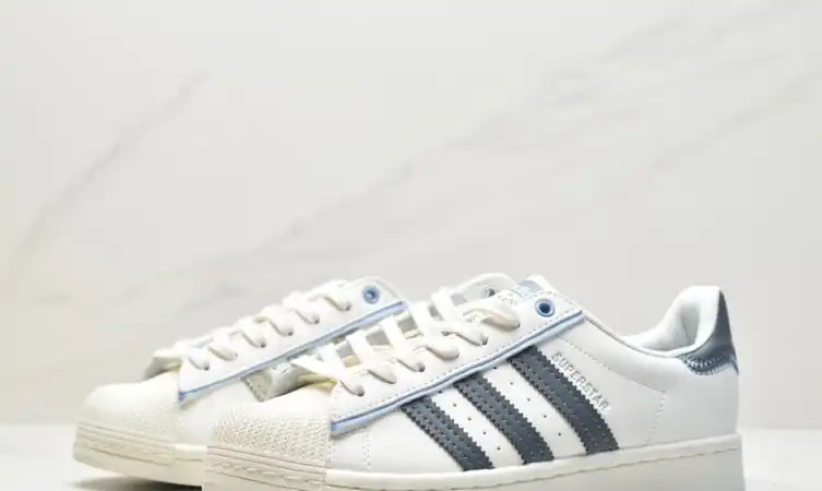 hype Adidas Sneakers