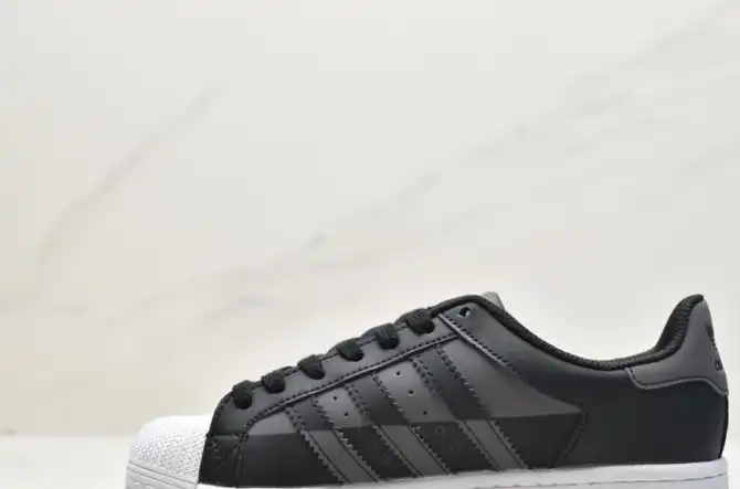 hype Adidas Sneakers