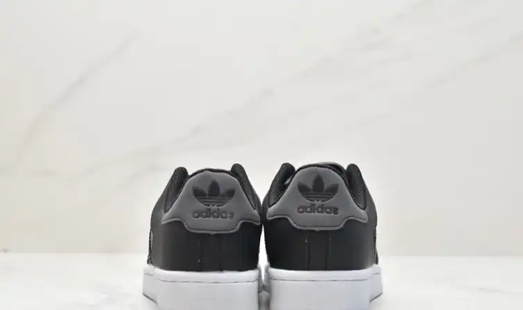 hype Adidas Sneakers