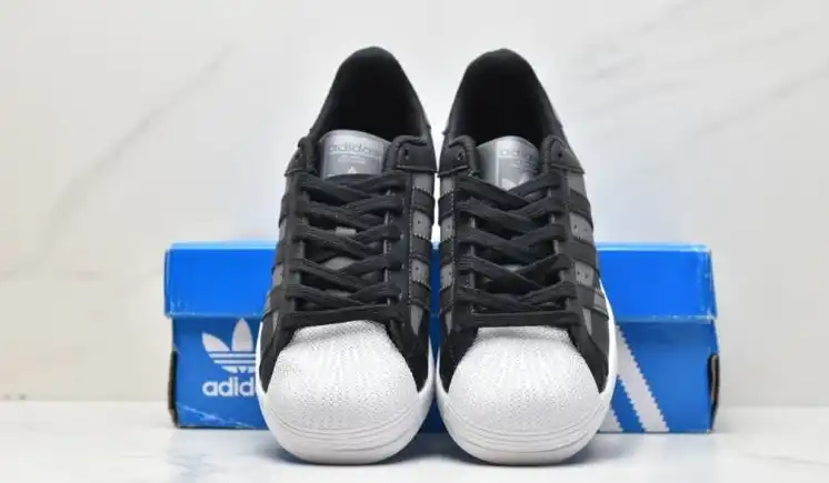 hype Adidas Sneakers