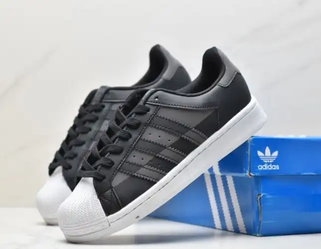 hype Adidas Sneakers