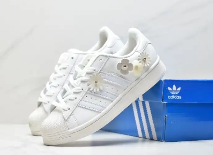 hype Adidas Sneakers