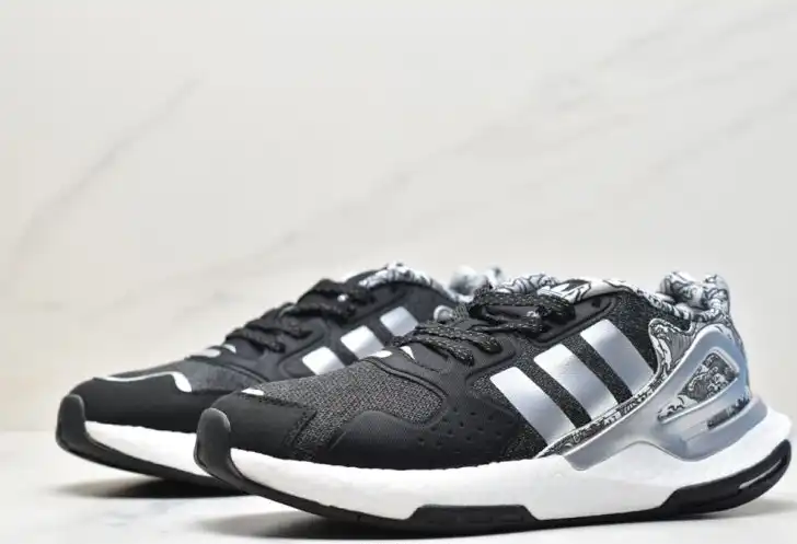 hype Adidas Sneakers