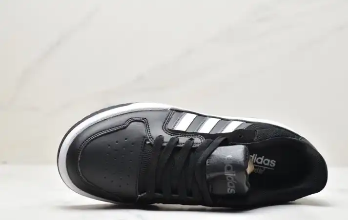 hype Adidas Sneakers