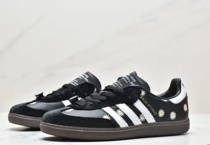 hype Adidas Sneakers