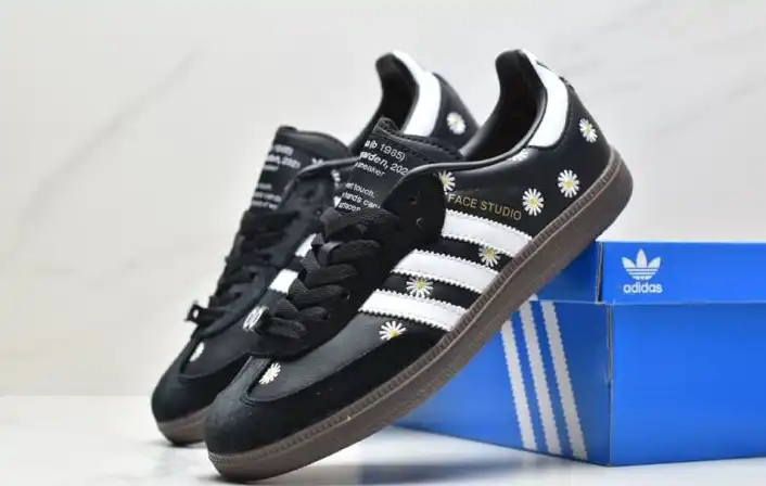 hype Adidas Sneakers