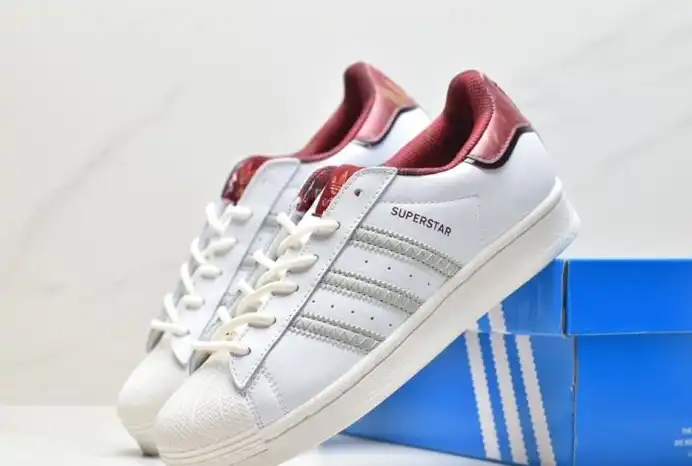 hype Adidas Sneakers