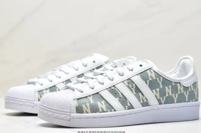 hype Adidas Sneakers