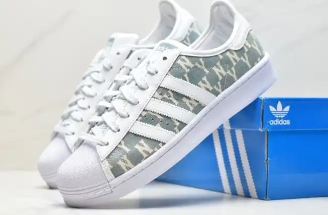 hype Adidas Sneakers