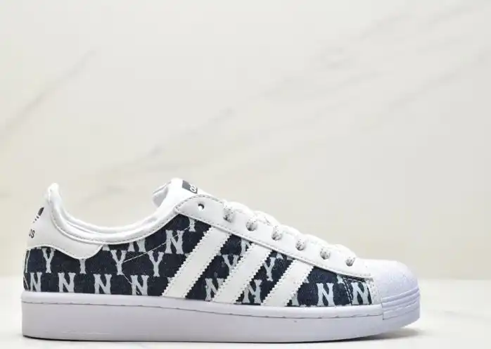 hype Adidas Sneakers