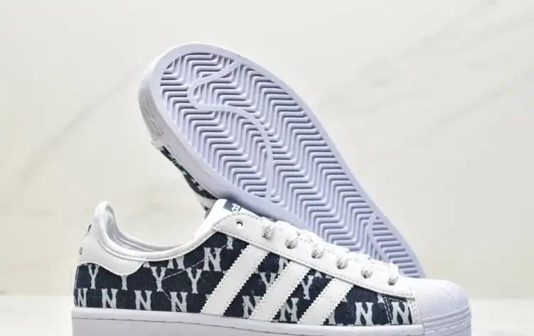 hype Adidas Sneakers