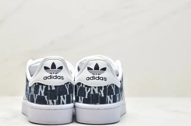 hype Adidas Sneakers