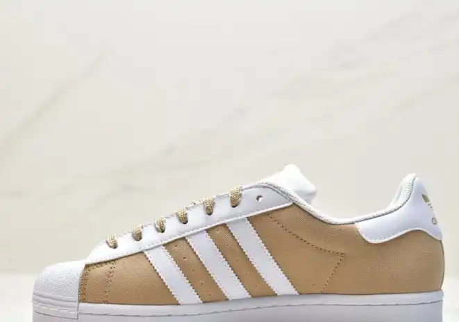 hype Adidas Sneakers