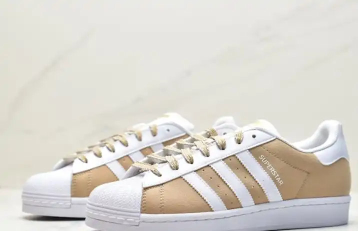 hype Adidas Sneakers