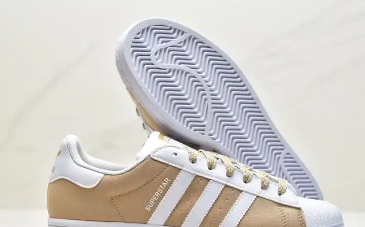 hype Adidas Sneakers