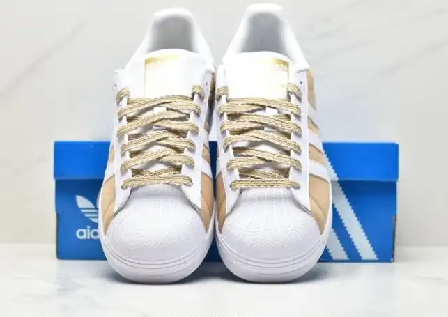 hype Adidas Sneakers