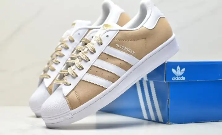 hype Adidas Sneakers