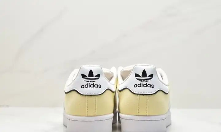 hype Adidas Sneakers