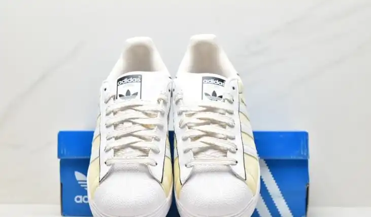 hype Adidas Sneakers