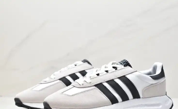 hype Adidas Sneakers