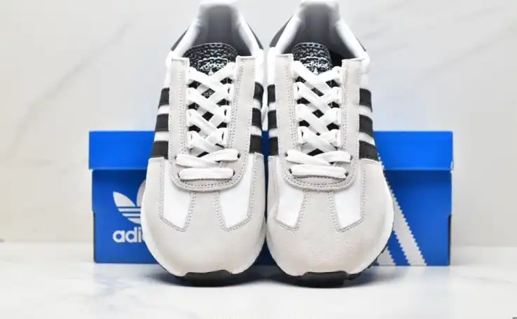 hype Adidas Sneakers