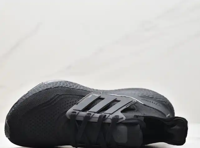 hype Adidas Sneakers