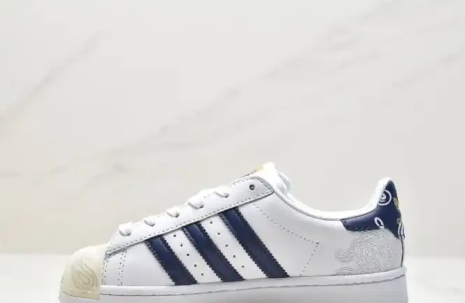 hype Adidas Sneakers