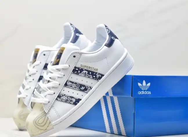 hype Adidas Sneakers