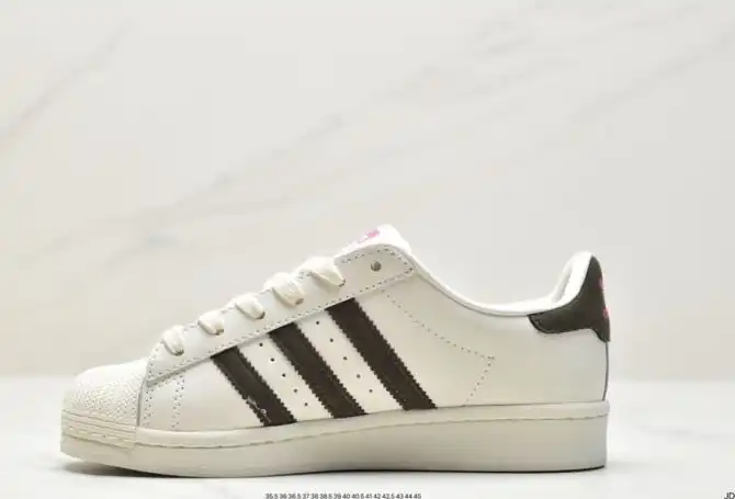 hype Adidas Sneakers