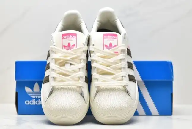 hype Adidas Sneakers