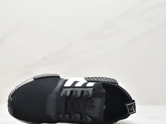 hype Adidas Sneakers