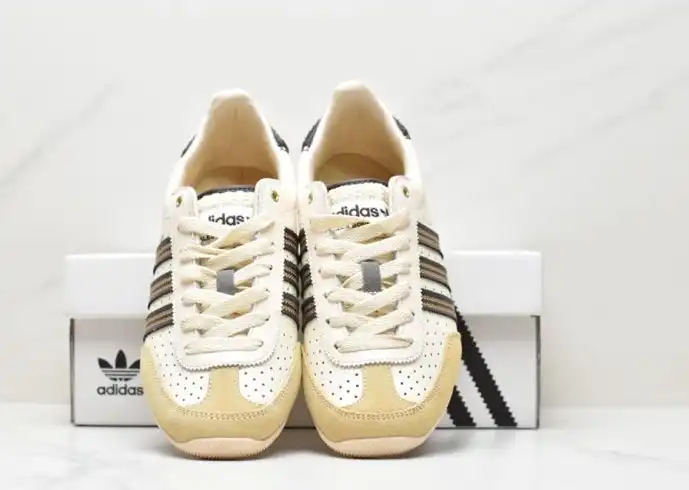 hype Adidas Sneakers