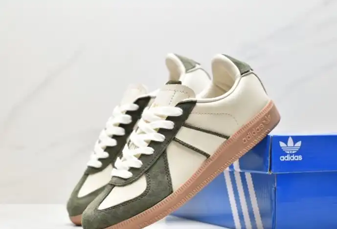 hype Adidas Sneakers