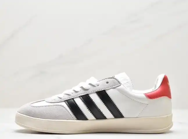 hype Adidas Sneakers