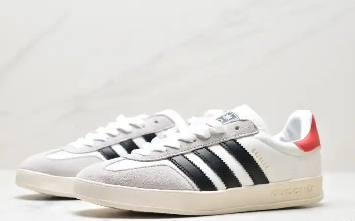 hype Adidas Sneakers