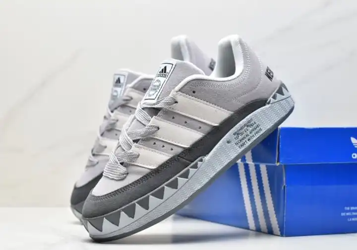 hype Adidas Sneakers