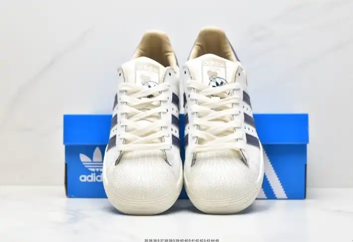 hype Adidas Sneakers