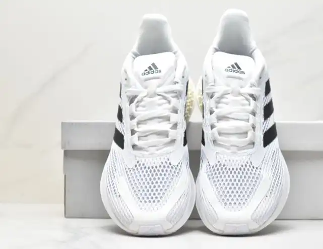 hype Adidas Sneakers