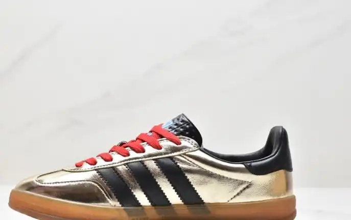 hype Adidas Sneakers