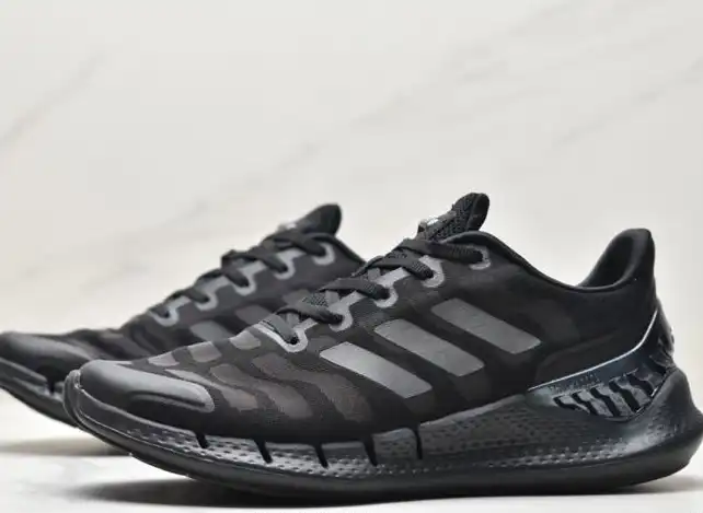 hype Adidas Sneakers