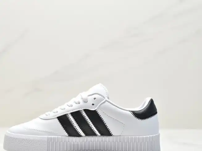 hype Adidas Sneakers