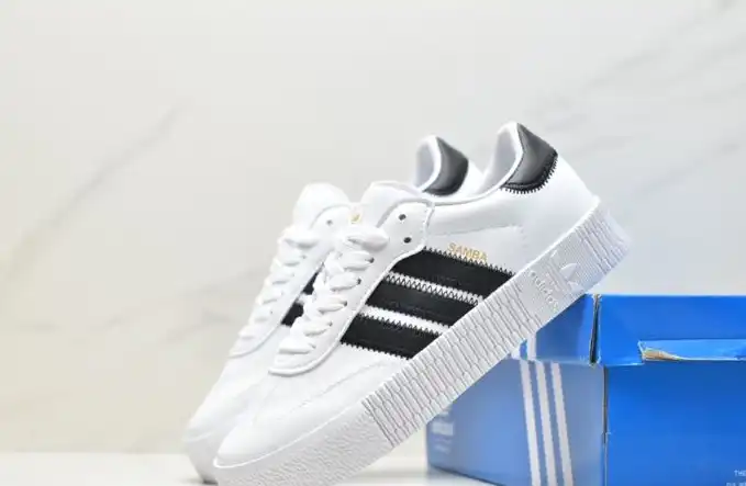 hype Adidas Sneakers