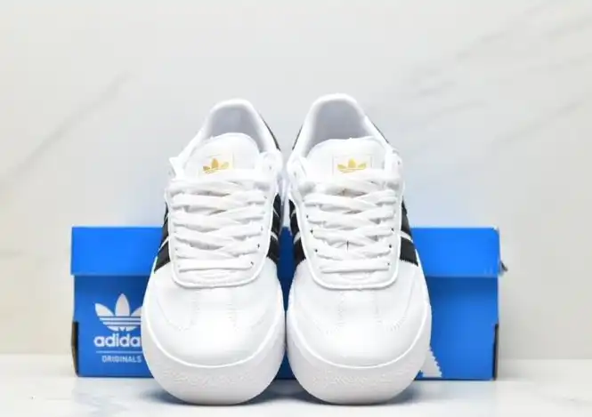 hype Adidas Sneakers