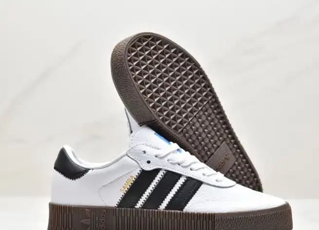 hype Adidas Sneakers