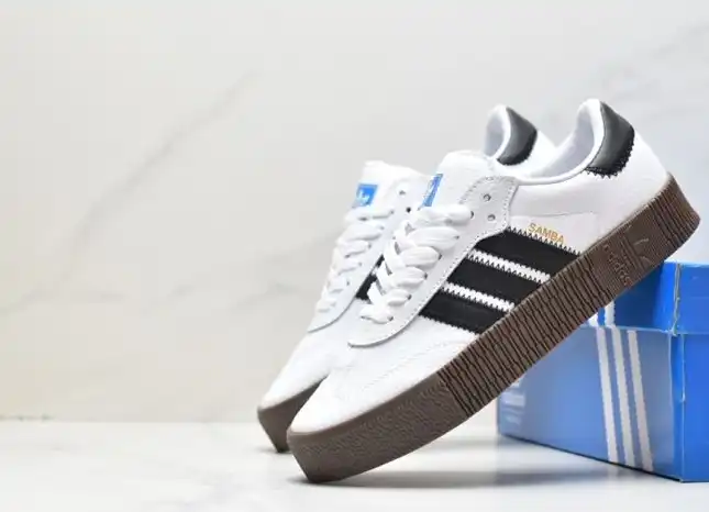 hype Adidas Sneakers