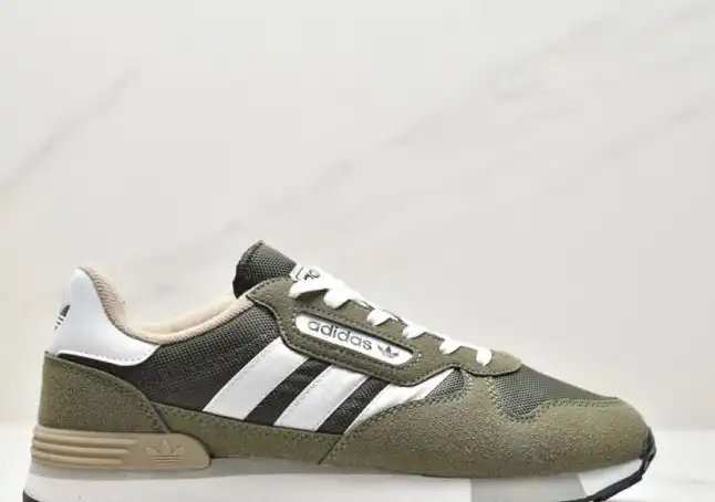 hype Adidas Sneakers