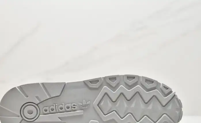 hype Adidas Sneakers